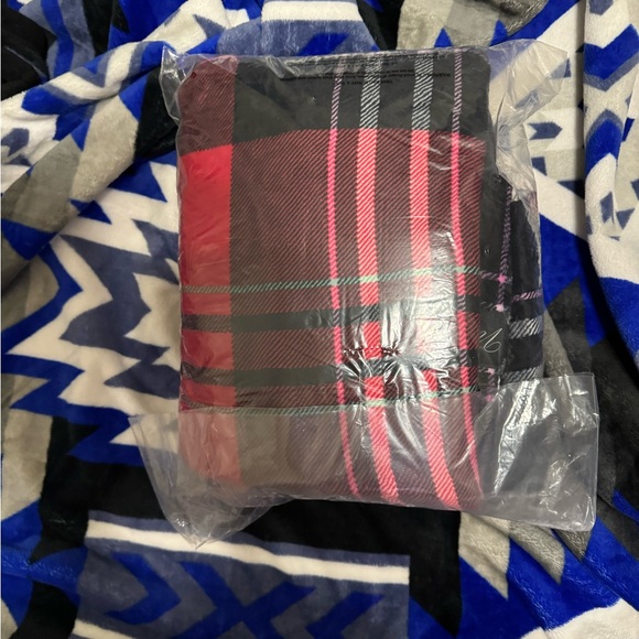 Victoria’s Secret throw blanket - Picture 2 of 2